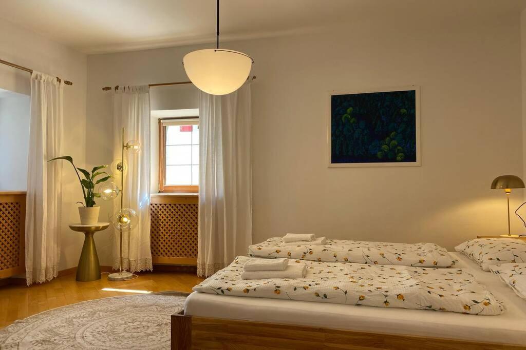 פיה Grosse Wohnung Mit Garagenparkplatz מראה חיצוני תמונה