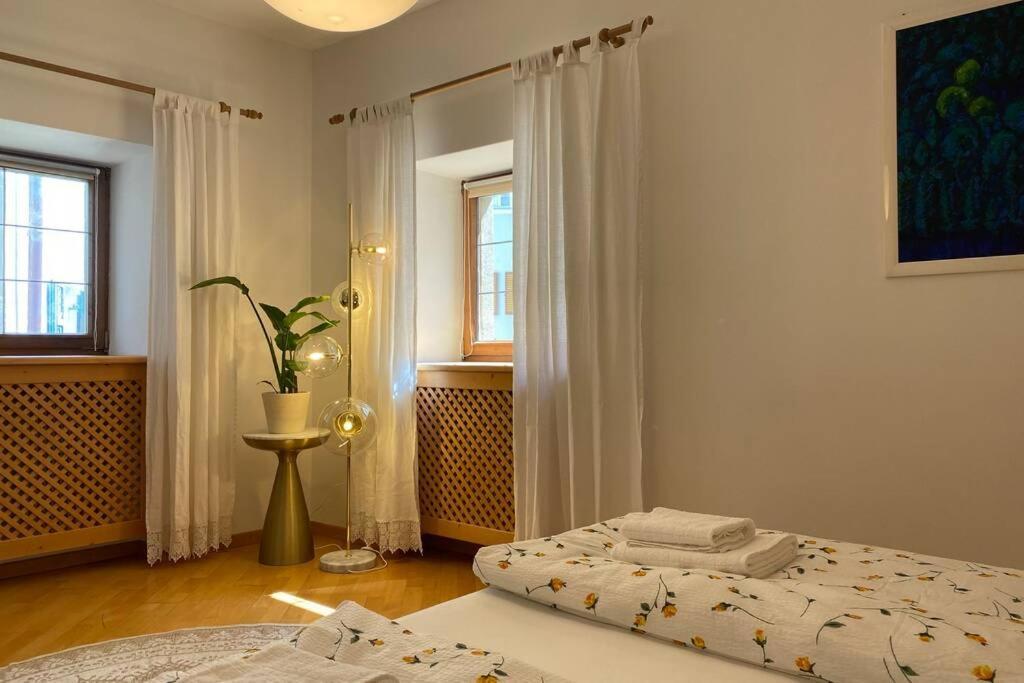 פיה Grosse Wohnung Mit Garagenparkplatz מראה חיצוני תמונה