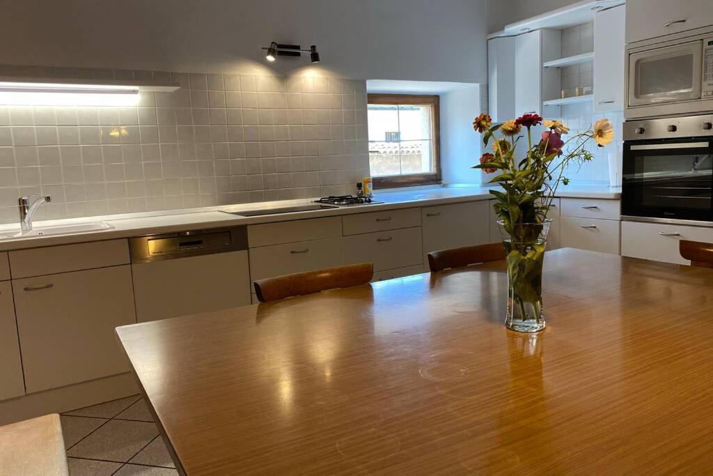 פיה Grosse Wohnung Mit Garagenparkplatz מראה חיצוני תמונה